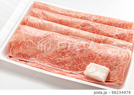 包装フィルムに包まれた状態の牛肉(国産黒毛和牛カタすき焼き用)。 包装フィルムに包まれた状態の牛肉(国産黒毛和牛カタすき焼き用)。 66234979