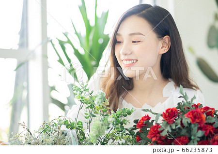 Beautiful woman, flower shop Beautiful woman, flower shop 66235873