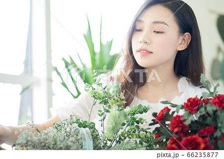Beautiful woman, flower shop 66235877