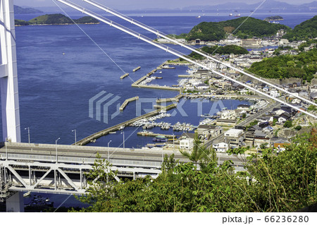 瀬戸大橋と下津井港　岡山県倉敷市 66236280