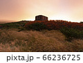 後光差す山小屋の朝 66236725