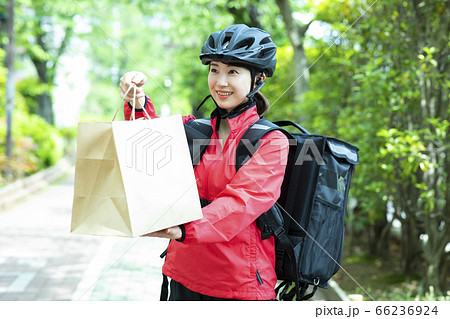 女性配達員　デリバリー　 66236924