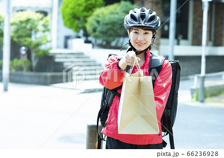 女性配達員　デリバリー　 66236928
