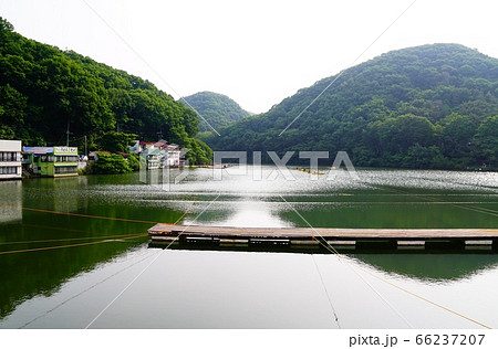 釣り船浮く円田良湖　 66237207