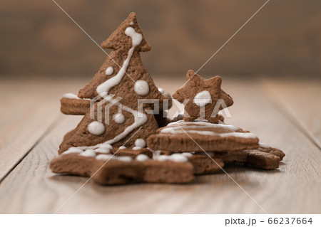 Gingerbread chrismas cookies on oak wood background with copy space 66237664