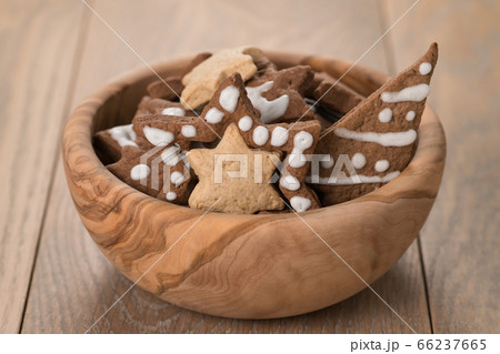 Gingerbread chrismas cookies in olive bowl on oak wood background with copy space 66237665