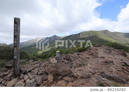 赤面山 山頂から望む茶臼岳・朝日岳（6月） 66239282