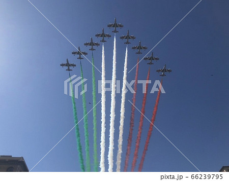 イタリアの空の三色旗 イタリアの空の三色旗 66239795
