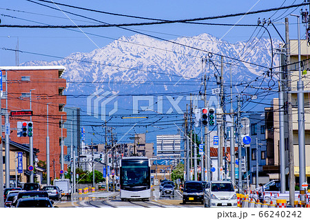 富山・路面電車と立山連峰 66240242