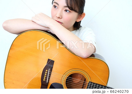アコースティックギターと女性イメージ アコースティックギターと女性イメージ 66240270