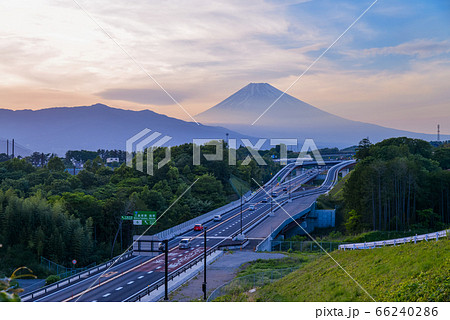 （静岡県）伊豆縦貫道と富士山　夕景 66240286