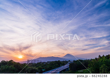 （静岡県）伊豆縦貫道と富士山　夕景 66240288