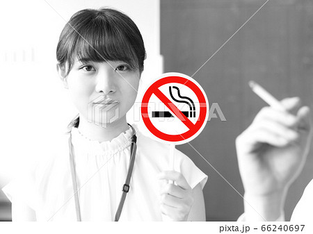 職場にて女性の禁煙イメージ 職場にて女性の禁煙イメージ 66240697