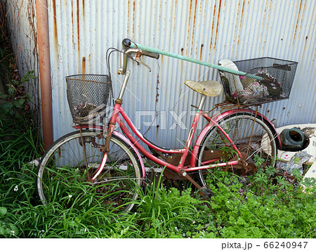 廃墟の放置自転車の写真素材