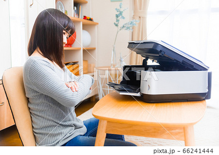 プリンターを開ける女性 不具合 トラブル インク交換 コピースペース プリンターを開ける女性 不具合 トラブル インク交換 コピースペース 66241444