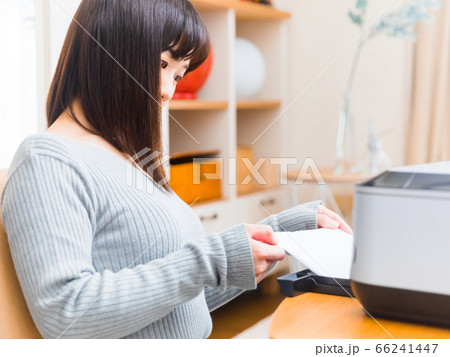 プリンターに用紙をセットする女性 コピースペース 4:3 プリンターに用紙をセットする女性 コピースペース 4:3 66241447