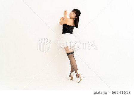ダンスを踊る若い女性 ダンスを踊る若い女性 66241618