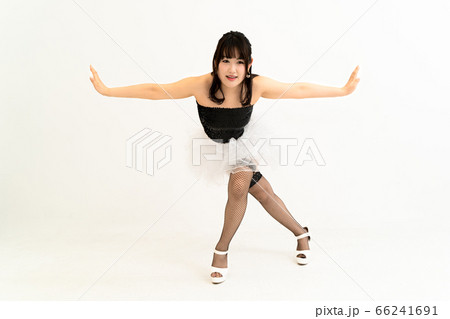 ダンスを踊る若い女性の写真素材