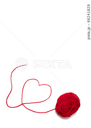 赤い毛糸のハートの写真素材