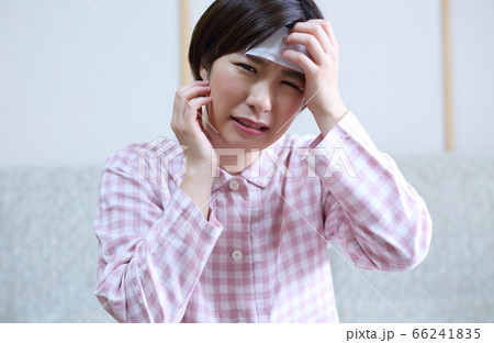 自宅にて体調の悪い女性イメージ 自宅にて体調の悪い女性イメージ 66241835