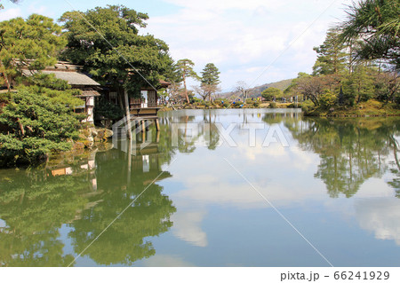 絶景！霞ヶ池に映る青空と内橋亭 66241929