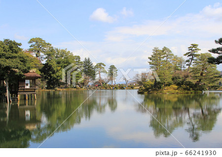 絶景!霞ヶ池に映る青空と内橋亭 絶景!霞ヶ池に映る青空と内橋亭 66241930