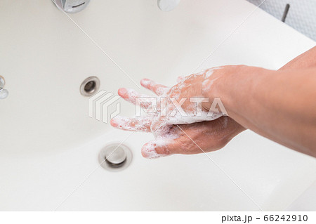 手の指の間を洗うシニア男性 66242910