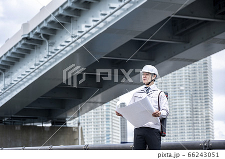 建築物を見上げる作業員 建築物を見上げる作業員 66243051