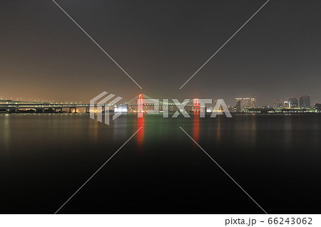 レインボーブリッジ遠景（東京アラートの赤いライトアップ） 66243062