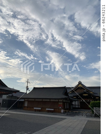 伏見稲荷大社境内と空 伏見稲荷大社境内と空 66243211