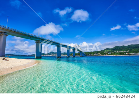 瀬底島アンチ浜から望む瀬底大橋 瀬底島アンチ浜から望む瀬底大橋 66243424