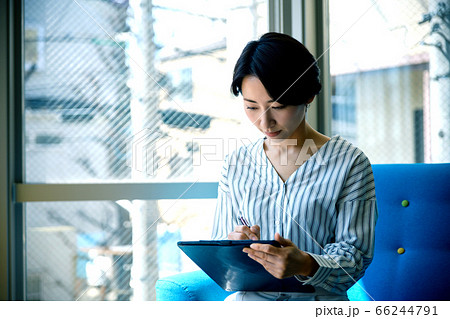 オフィスでアンケートに答えるビジネスウーマン  66244791