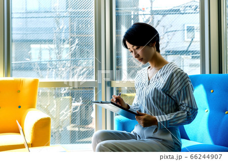 オフィスでアンケートに答えるビジネスウーマン 66244907