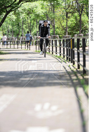 自転車道を走るフードデリバリー 66245616
