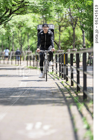 自転車道を走るフードデリバリー 自転車道を走るフードデリバリー 66245619