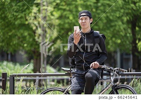 待機中のフードデリバリー 男性 66245641