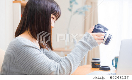 カメラを眺める女性　コピースペース　16:9 66248137
