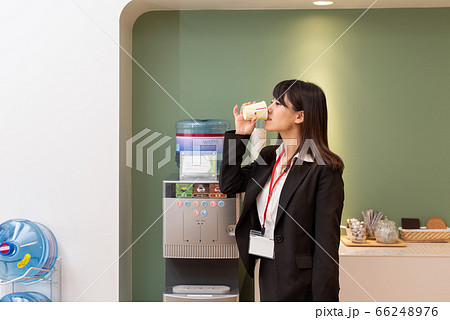 飲み物を飲むビジネスウーマン 66248976