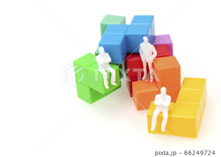 パズルブロックとビジネスマン人形3人 66249724