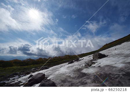 銀泉台の雪渓と空(北海道・上川町) 銀泉台の雪渓と空(北海道・上川町) 66250218