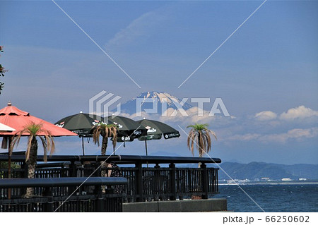 江ノ島のカフェのパラソルと重なる富士山 66250602