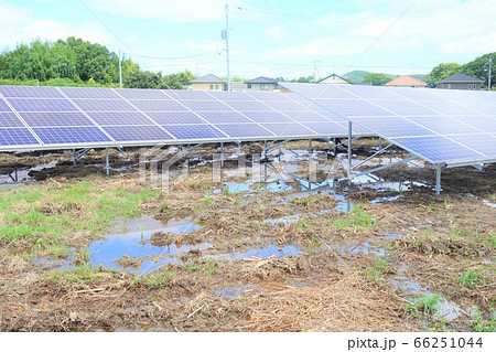 水が溜まった太陽光発電所 66251044