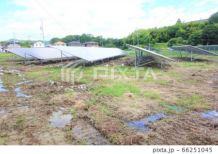 水が溜まった太陽光発電所 66251045