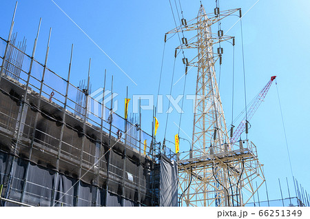 建築現場のクレーン高圧電線 建築現場のクレーン高圧電線 66251349