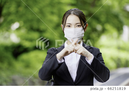 若い女性 ビジネス マスク ソーシャルディスタンス 若い女性 ビジネス マスク ソーシャルディスタンス 66251819