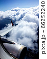 雲海を飛ぶ飛行機の景色 66252240