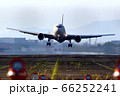 離陸する飛行機 66252241