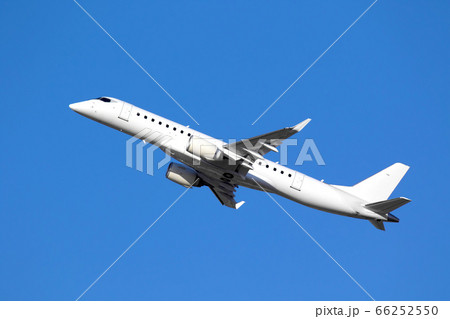 青空の中を離陸する国産旅客機 66252550