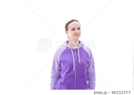 パーカーを着た女性のポートレートイメージ パーカーを着た女性のポートレートイメージ 66252577
