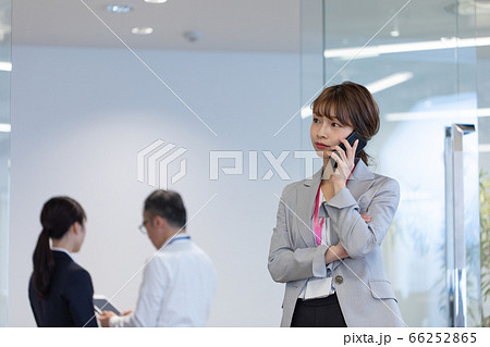 打合せ中にスマホで連絡する女性社員 66252865
